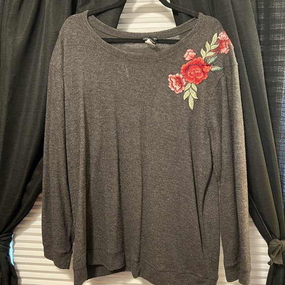 Torrid flower-applique sweater in charcoal grey size 2 - Picture 1 of 4